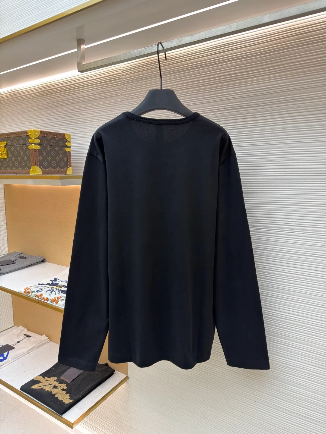 Chrome Hearts pocket embroidered long T-shirt ●Original version: purchased and developed for 5999 ●Item number: 1681980-A35 ●Fabric: brushed plain weave fabric ●Technology: embroidery production ●Color: black ●Version: loose fit ●Weight: about 390 grams ●Size: S-M-L-XL ●Description: The fabric is made of 32-count double yarn brushed plain weave cloth 240g, and the double-sided brushing process is particularly comfortable. It comes with 1x1 thread of 280g, Behringer embroidery is used for the embroidery, and lambskin molding and custom-made embossing abrasives are used for the leather label. The overall wiring is straight and delicate, the fabric is comfortable and soft, and the color is consistent without color difference. It can be matched with the same style to create a fashionable look and control various occasions. Customized accessories, complete with three standards, same style for men and women!